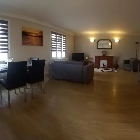 3-bed House - Sleeps 6 - Garden Balcony Parking Dom wakacyjny *