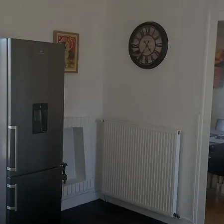 3-bed House - Sleeps 6 - Garden Balcony Parking Chateau-Garnier