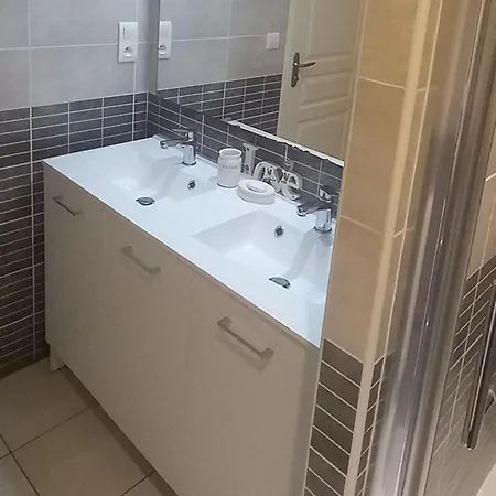 3-bed House - Sleeps 6 - Garden Balcony Parking Dom wakacyjny Château-Garnier