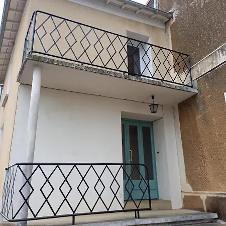 3-bed House - Sleeps 6 - Garden Balcony Parking Château-Garnier