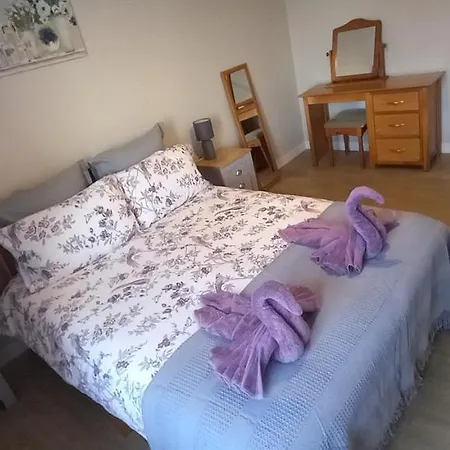 Dom wakacyjny 3-bed House - Sleeps 6 - Garden Balcony Parking