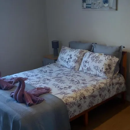 Dom wakacyjny 3-bed House - Sleeps 6 - Garden Balcony Parking *