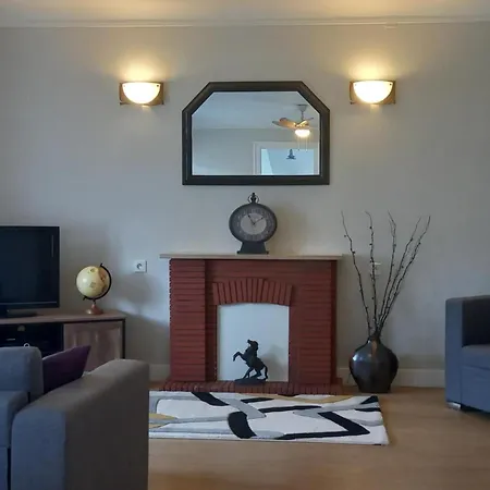 3-bed House - Sleeps 6 - Garden Balcony Parking * Château-Garnier