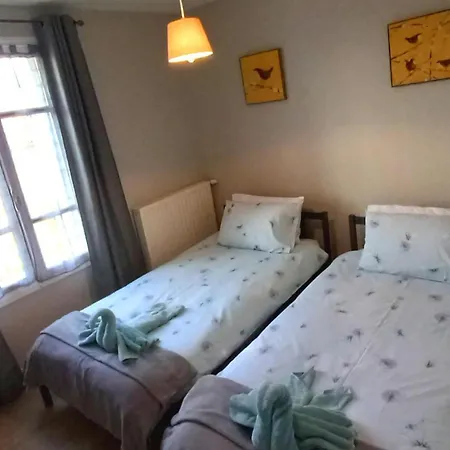 3-bed House - Sleeps 6 - Garden Balcony Parking