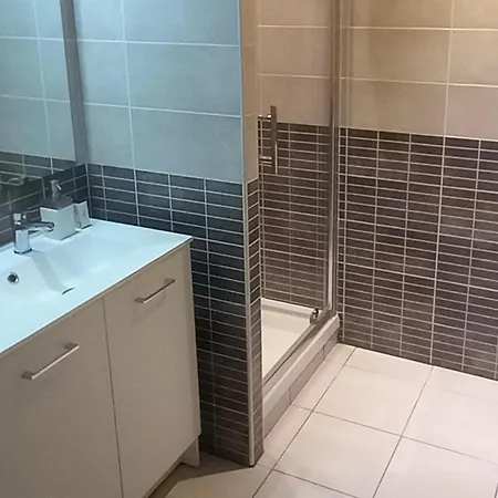 Dom wakacyjny 3-bed House - Sleeps 6 - Garden Balcony Parking