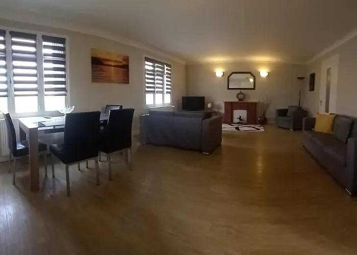 3-bed House - Sleeps 6 - Garden Balcony Parking Σπίτι διακοπών *