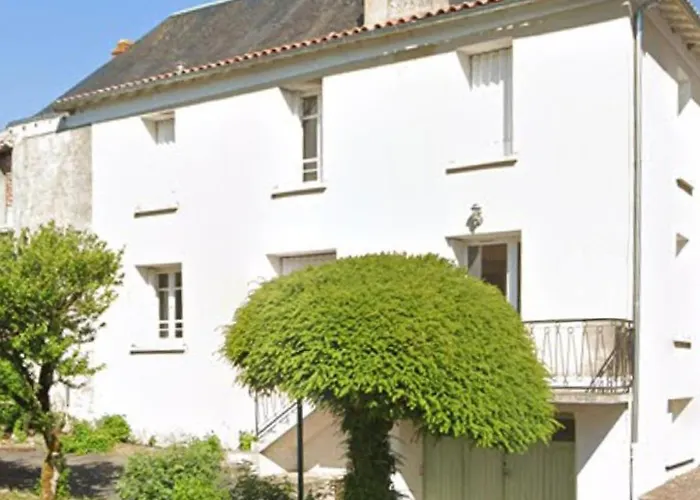 3-bed House - Sleeps 6 - Garden Balcony Parking Σπίτι διακοπών Château-Garnier