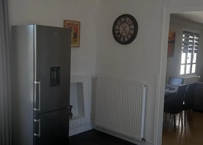 3-bed House - Sleeps 6 - Garden Balcony Parking Château-Garnier