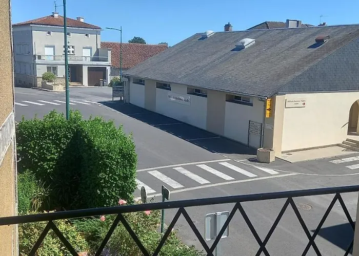 3-bed House - Sleeps 6 - Garden Balcony Parking Château-Garnier