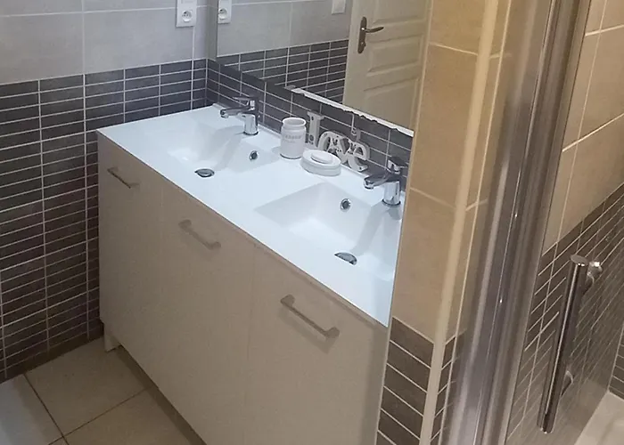 3-bed House - Sleeps 6 - Garden Balcony Parking Σπίτι διακοπών Château-Garnier