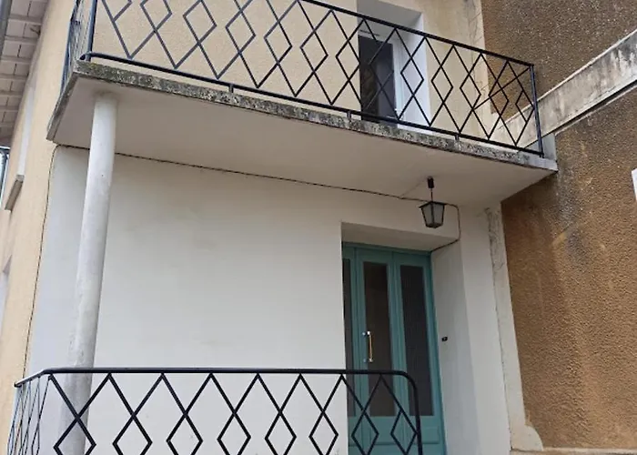 3-bed House - Sleeps 6 - Garden Balcony Parking Château-Garnier