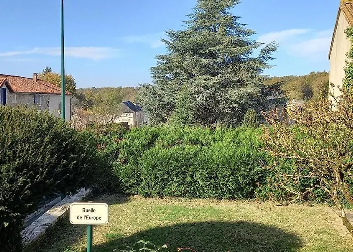 3-bed House - Sleeps 6 - Garden Balcony Parking