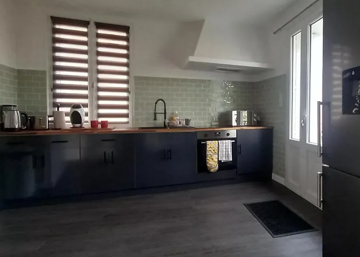 3-bed House - Sleeps 6 - Garden Balcony Parking Σπίτι διακοπών *