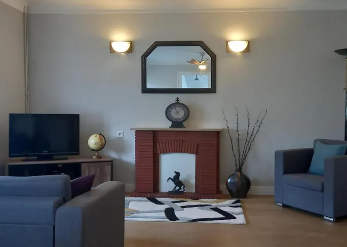 3-bed House - Sleeps 6 - Garden Balcony Parking * Château-Garnier