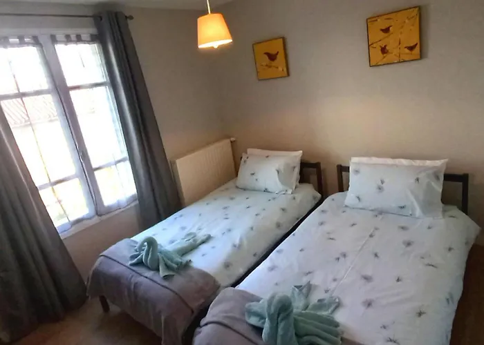 3-bed House - Sleeps 6 - Garden Balcony Parking